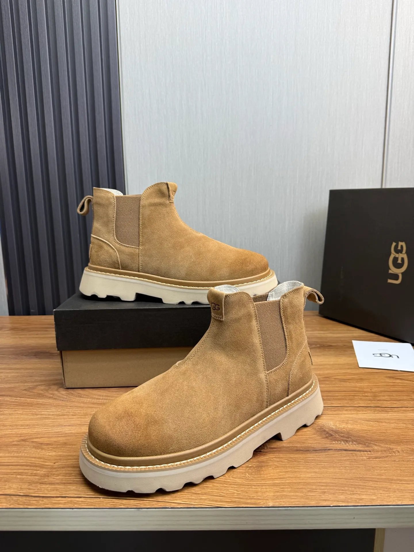 Men's shoes 💰600💰 New UGG fur integrated men's simple and fashionable snow boots. The most worth buying at the end of this year are warm casual shoes. Whether you are out and about at home, their comfortable and warm performance will be your most suitable fashion companion! The material is cowhide upper and imported wool is used inside. Warm and comfortable! The eva+ rubber patch outsole is cushioned, non-slip and wear-resistant, and has good elasticity. It is light and wear-resistant, comfortable and soft, and the new simple cut is more fashionable. It has both practicality and fashion sense, so you no longer have to worry about how to match it in winter, while still maintaining your fashionable taste. High-quality genuine wool. Look at the details for the material! Size: 39-40-41-42-43-44-44 sneaker size